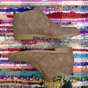 Indigo Rd Amanza Taupe Ankle Boots Size 8